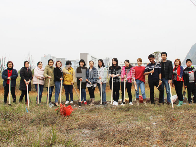 磨粉机厂家注重环保绿化，提倡环保，生产环保型磨粉设备，图为桂林J9官网磨粉机员工植树节进行植物活动。
